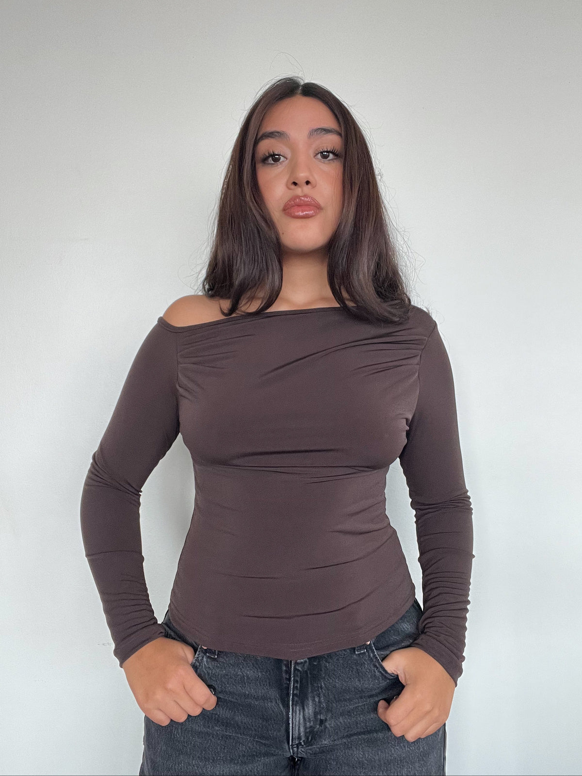 TOP AURORA CAFÉ - POLERA MANGA LARGA ASIMÉTRICA AJUSTADA