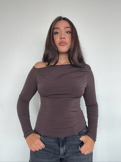 TOP AURORA CAFÉ - POLERA MANGA LARGA ASIMÉTRICA AJUSTADA