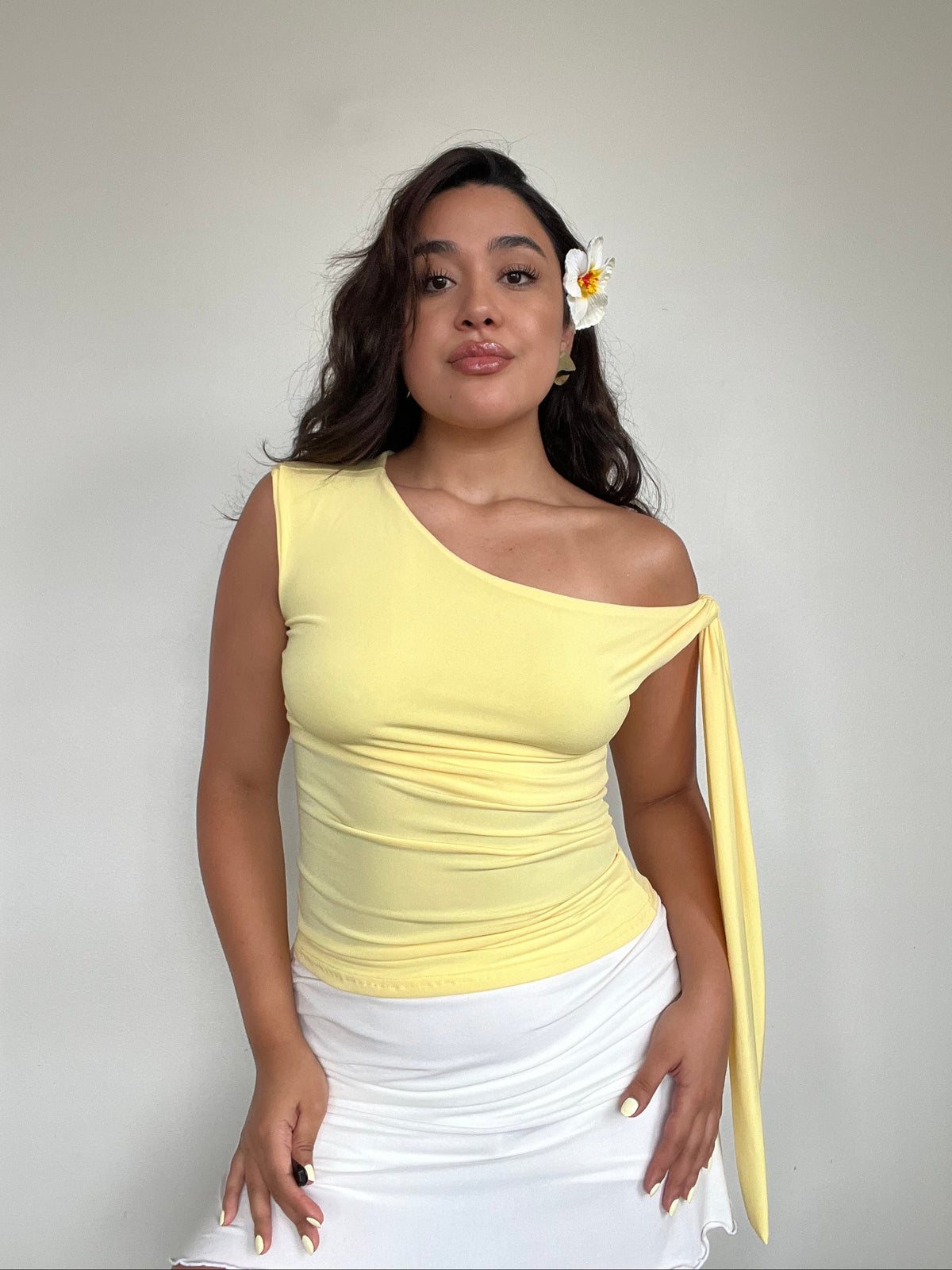 top polera amarillo asimetrico mujer con lazo en hombro estilo verano