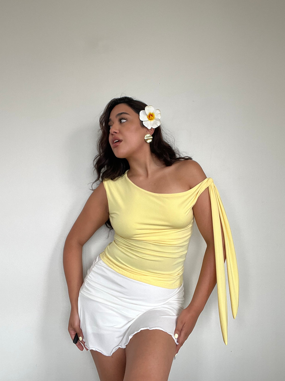 top polera amarillo asimetrico mujer con lazo en hombro estilo verano