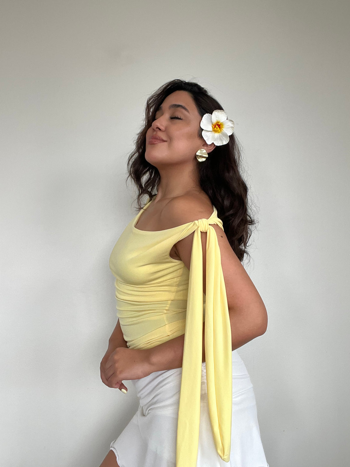 top polera amarillo asimetrico mujer con lazo en hombro estilo verano