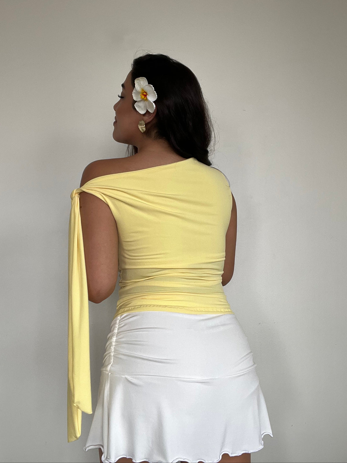 top polera amarillo asimetrico mujer con lazo en hombro estilo verano