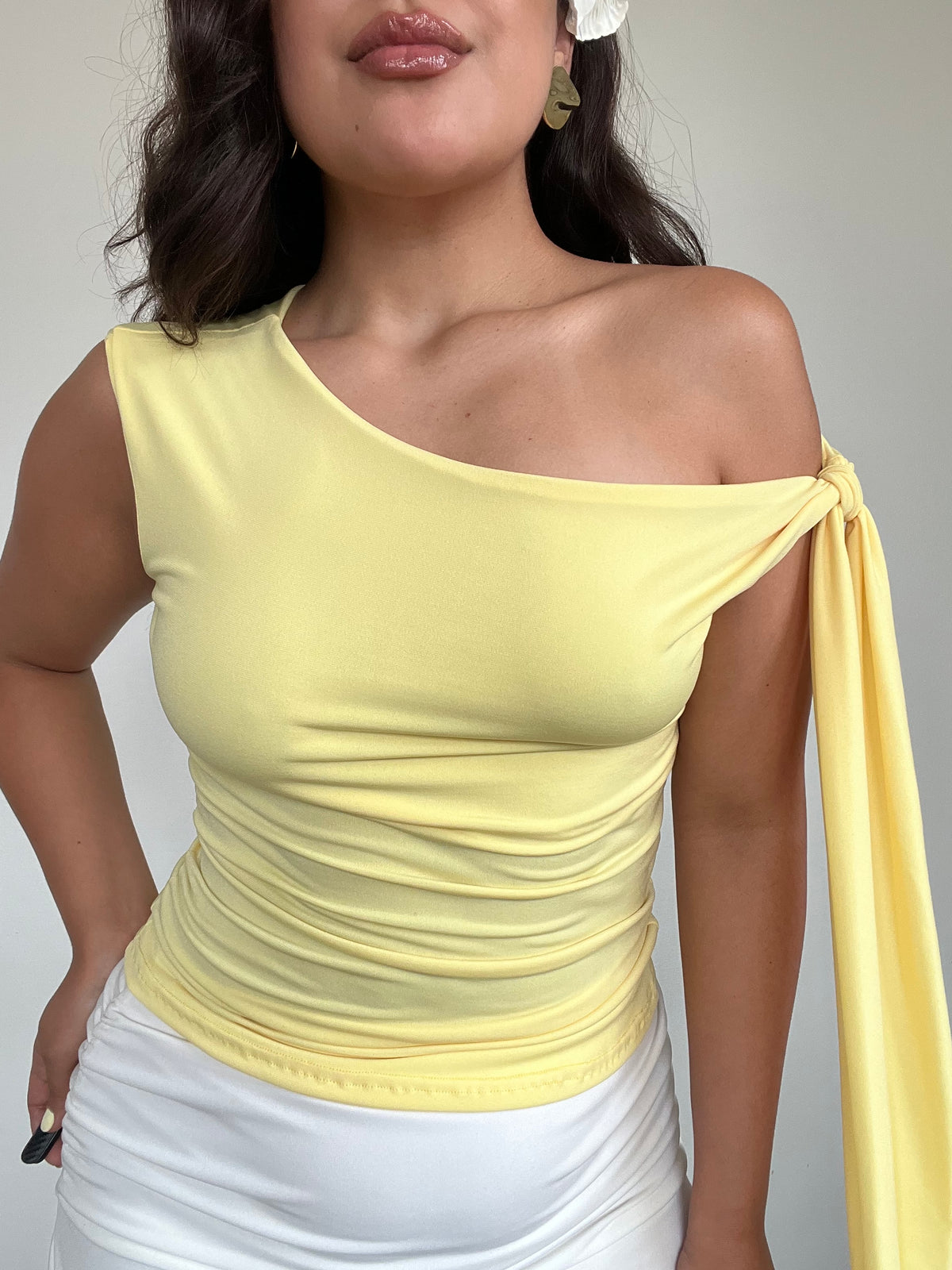 top polera amarillo asimetrico mujer con lazo en hombro estilo verano