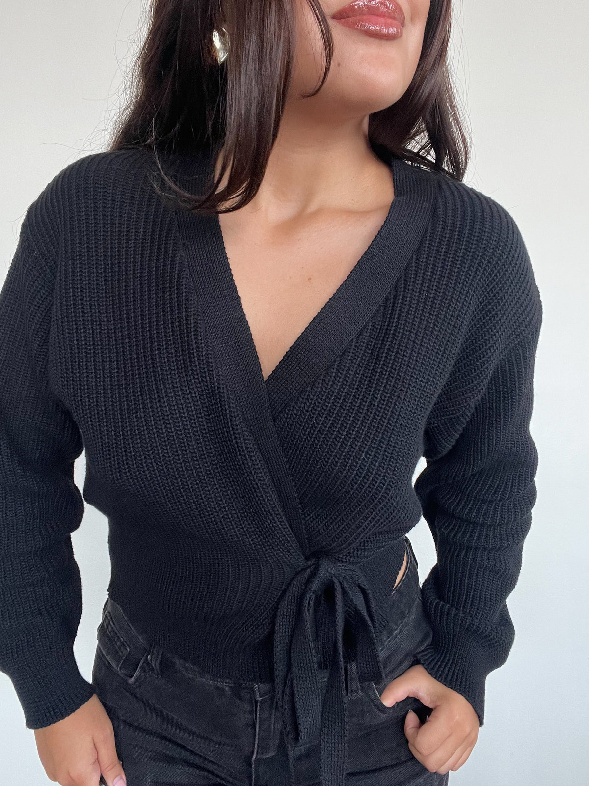 SWEATER KIMMIE NEGRO - CHALECO DE ALGODÓN CRUZADO CON AMARRAS