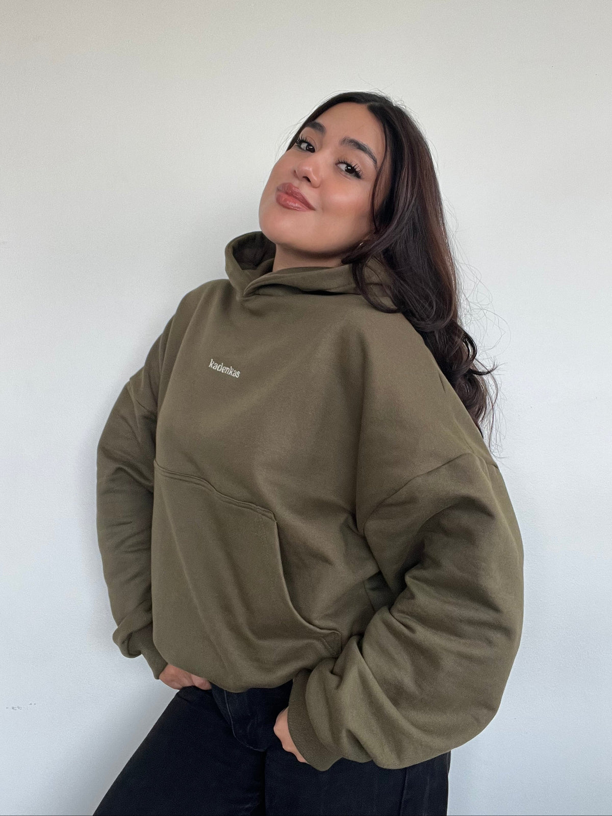 POLERÓN HOODIE VERDE - OVERSIZE CON GORRO LOGO Y ESPALDA BORDADO