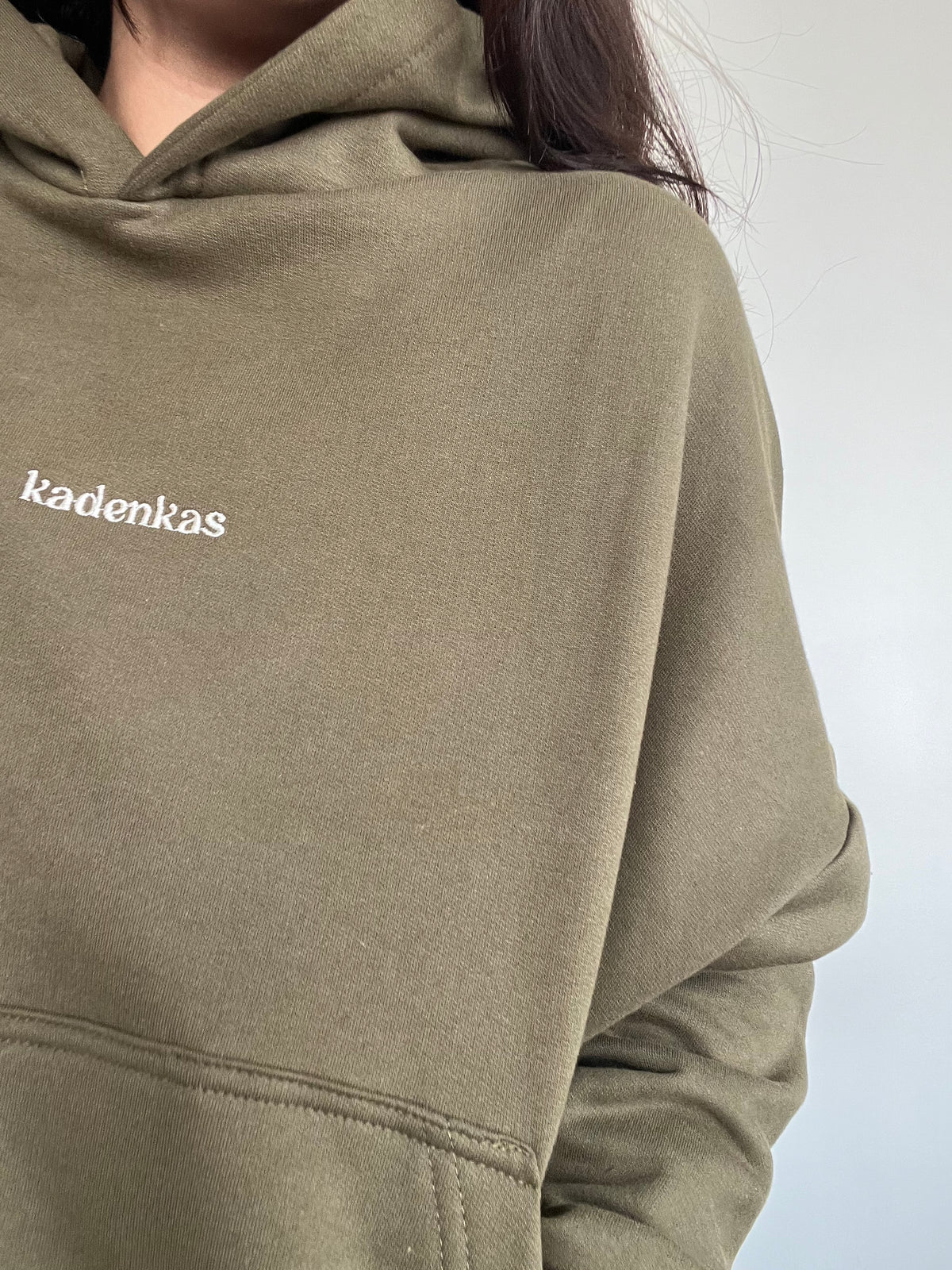 POLERÓN HOODIE VERDE - OVERSIZE CON GORRO LOGO Y ESPALDA BORDADO