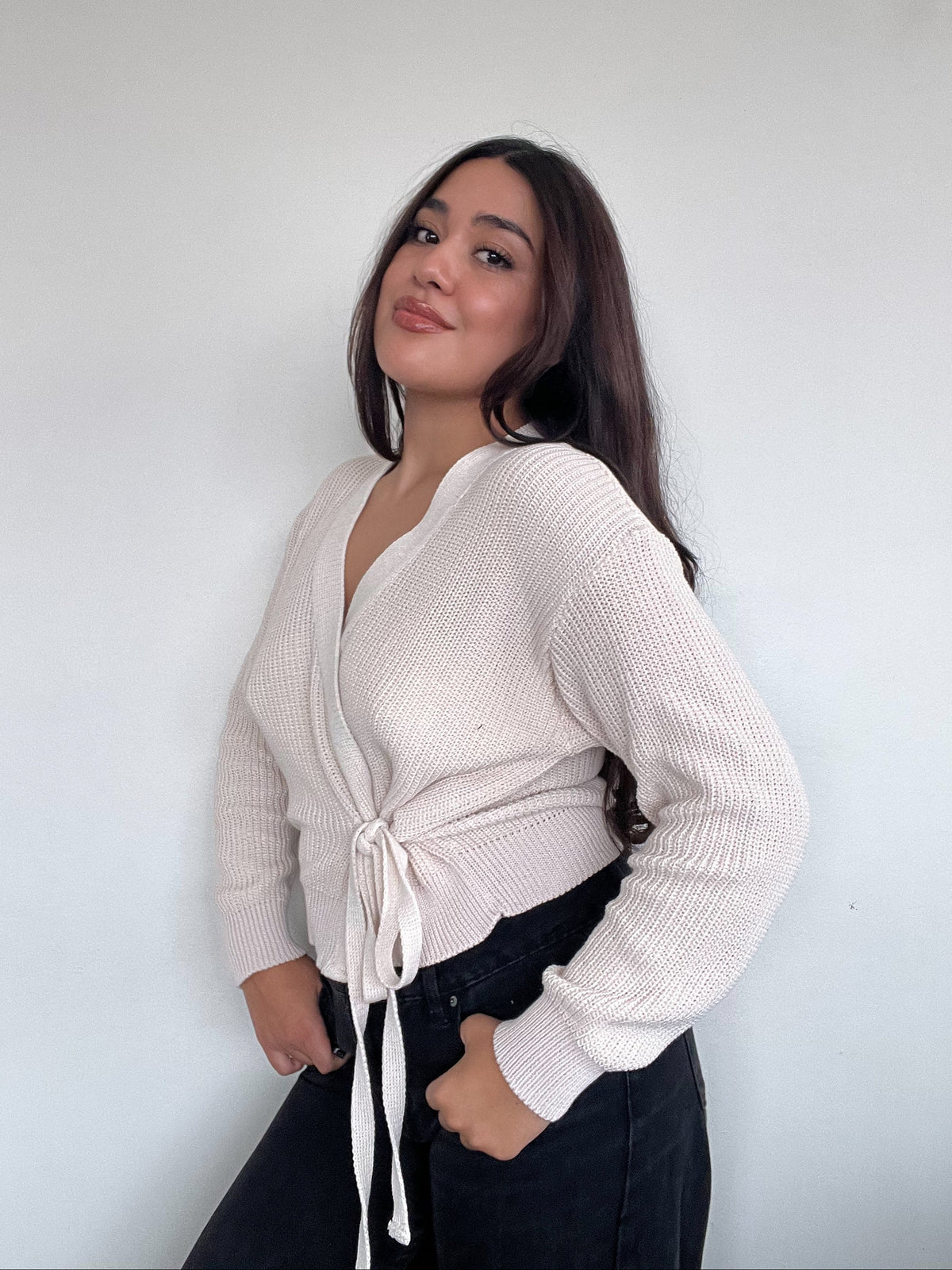 SWEATER KIMMIE CRUDO - CHALECO DE ALGODÓN CRUZADO CON AMARRAS