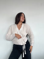 SWEATER KIMMIE CRUDO - CHALECO DE ALGODÓN CRUZADO CON AMARRAS