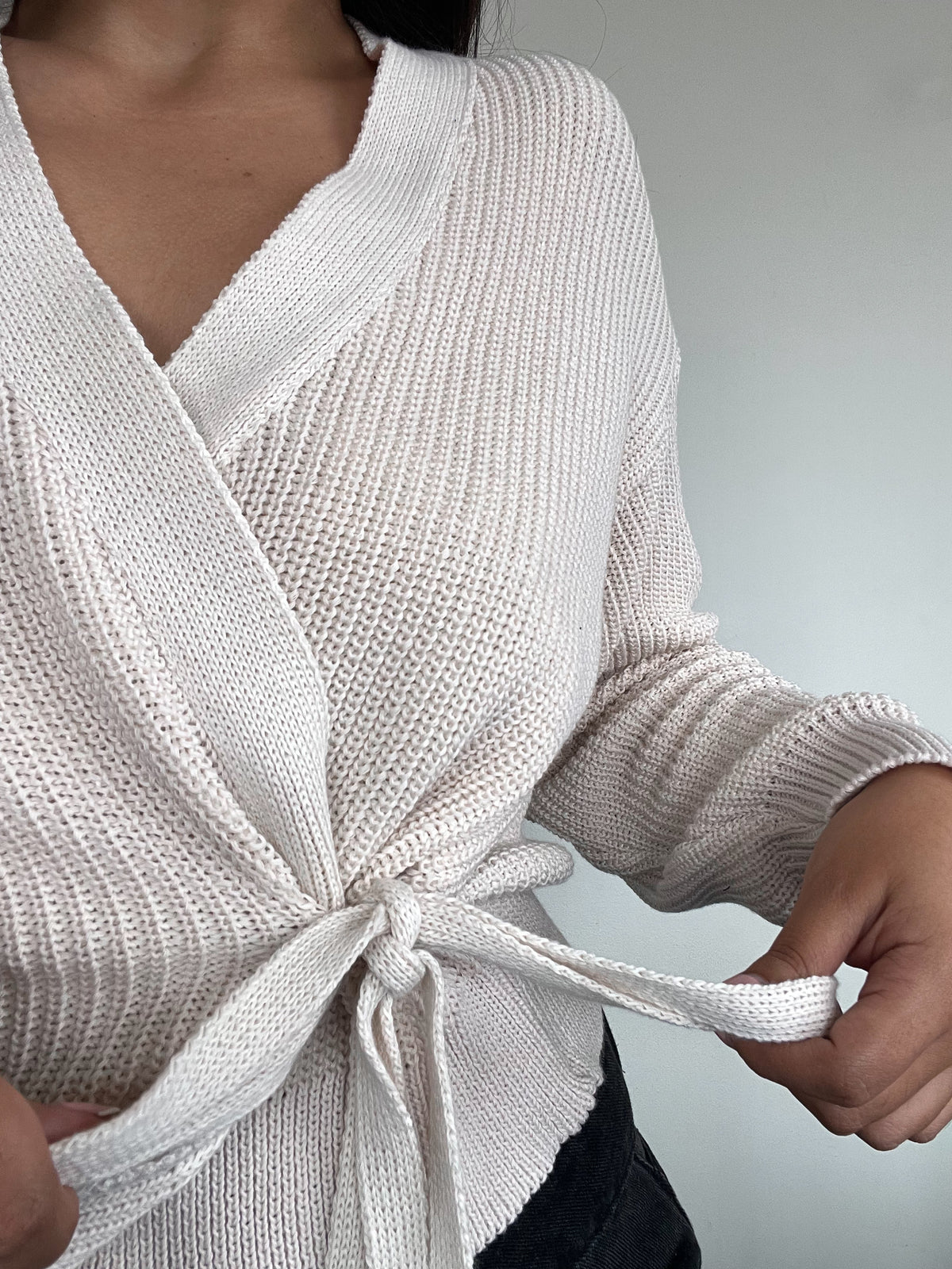 SWEATER KIMMIE CRUDO - CHALECO DE ALGODÓN CRUZADO CON AMARRAS