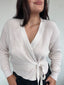 SWEATER KIMMIE CRUDO - CHALECO DE ALGODÓN CRUZADO CON AMARRAS