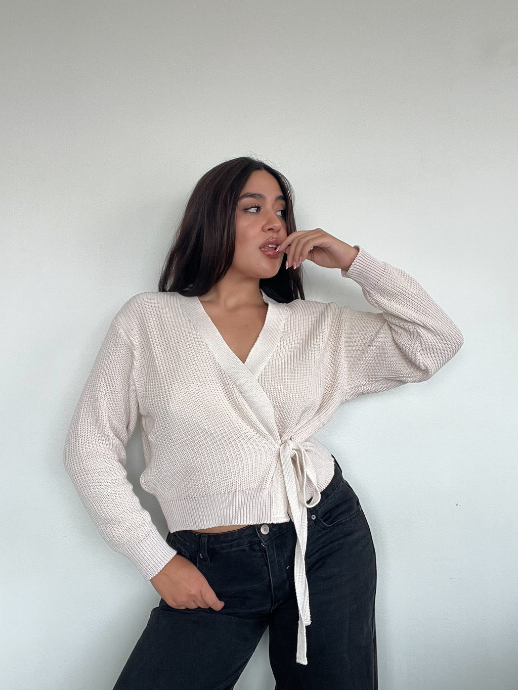 SWEATER KIMMIE CRUDO - CHALECO DE ALGODÓN CRUZADO CON AMARRAS
