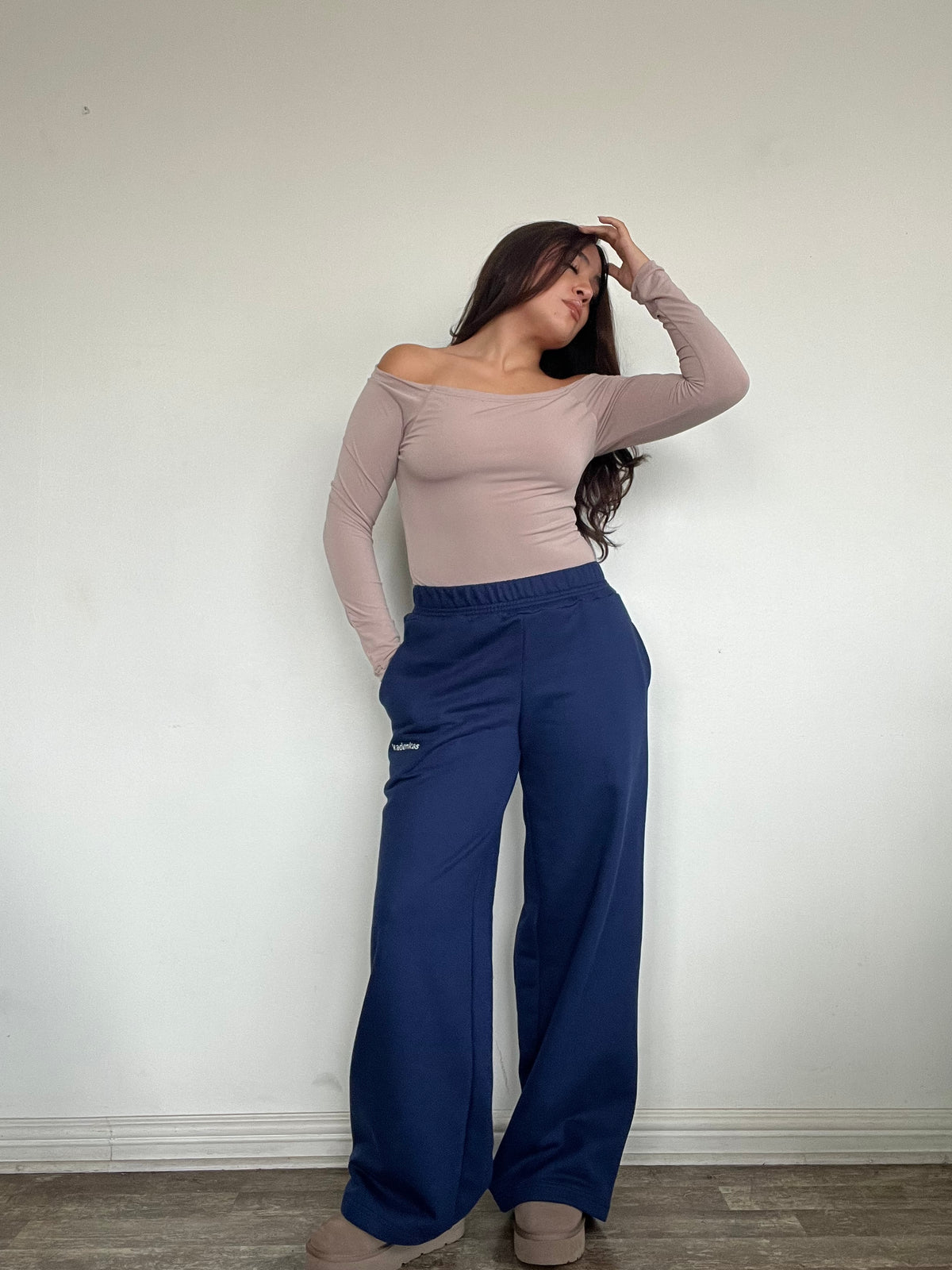 PANTALÓN BUZO AZUL MARINO - CORTE RECTO LOGO BORDADO