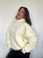POLERÓN HOODIE MANTEQUILLA - OVERSIZE CON GORRO LOGO BORDADO