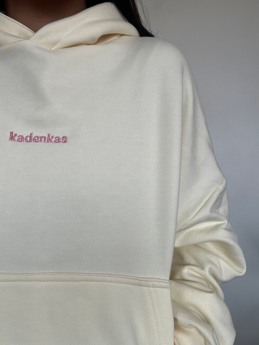 POLERÓN HOODIE MANTEQUILLA - OVERSIZE CON GORRO LOGO BORDADO